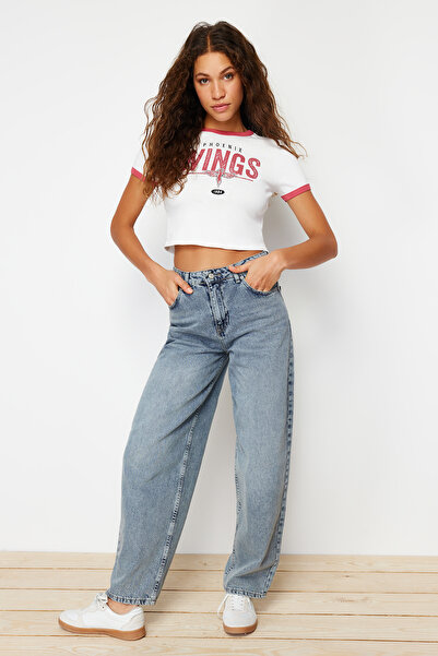 Trendyol Collection Ecru 100% bavlna Slogan Potištěné Fitted Crop Crew Pletené tričko TWOSS23TS00100