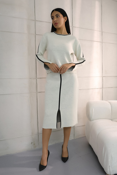 ALCHON Bisiklet Yuvarlak Yaka Uzun Kol Bileği Yırtmaçlı Çizgi Şeritli Kazak Midi Boy Etek İkili Triko Takım