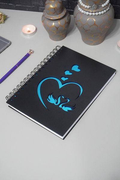 markcat Swan Love Design Caiet negru cu copertă din lemn - Caiet fără linii - Cadou pentru iubit - Caiet A5