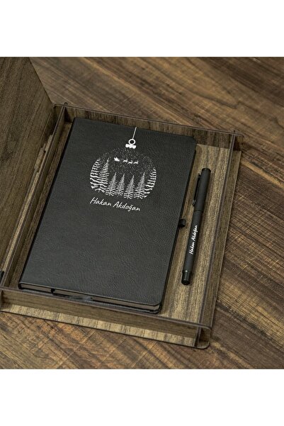 Yaprak Hediyelik Kişiye Özel Yılbaşı Tasarımlı Ahşap Kutulu Ajanda Kalem Seti