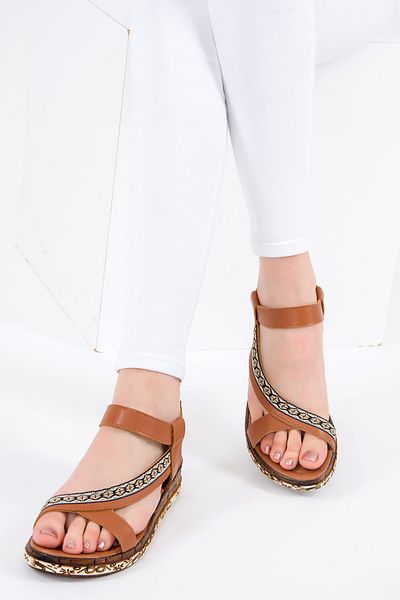 Fox Shoes Светлокафяви дамски сандали F288091009