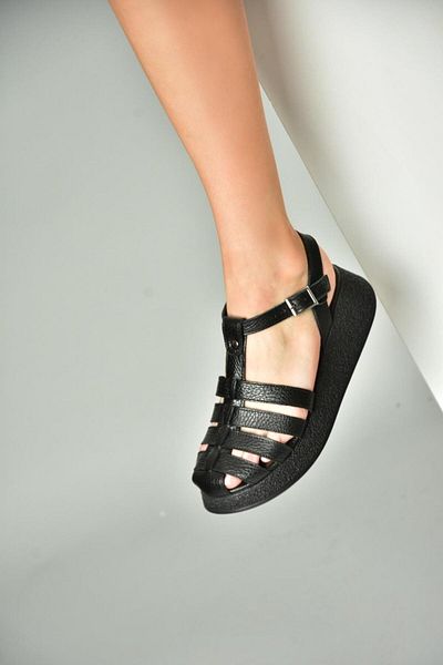 Fox Shoes P555050503 Černé sandály z pravé kůže se silnou podrážkou