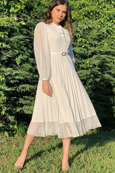 zks grup tekstil Rochie de seară plisată cu detaliu din dantelă albă