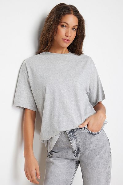 Trendyol Collection Grau meliertes Boyfriend-T-Shirt mit Rundhalsausschnitt – 100 % Baumwolle, weite Passform TWOSS20TS0134