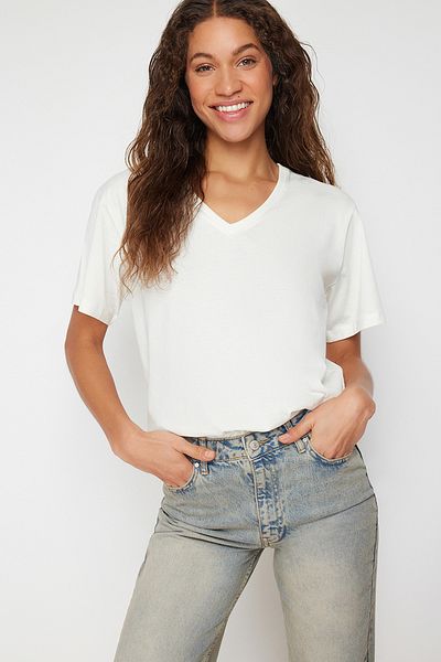 Trendyol Collection Ecru, 100 % Baumwolle, Oversize/Weite Passform, V-Ausschnitt, Strick-T-Shirt TWOSS23TS00003