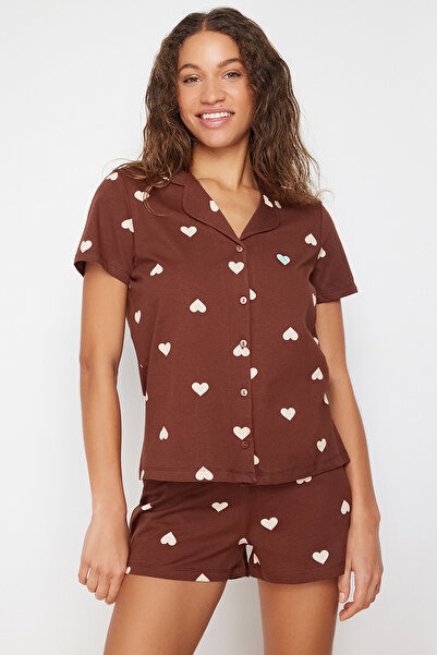 Kolekcia Trendyol Pyžamový set so srdiečkovými bavlnenými šortkami - hnedá THMSS21PT0756