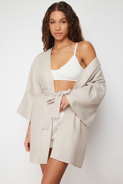 Trendyol Collection Beiger Morgenmantel mit Gürtel - 100 % Baumwolle, gewebtes Musselin THMSS24SB00000