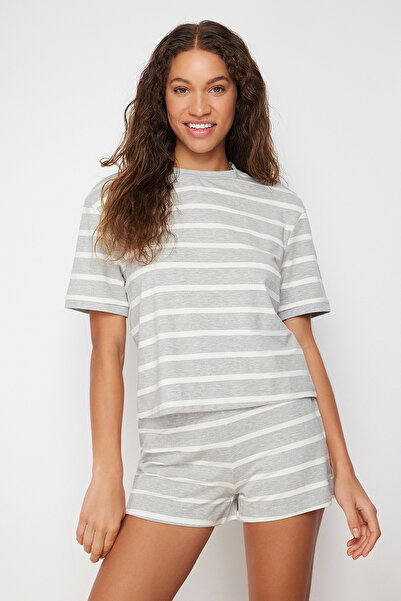 Trendyol Collection Grau gestreiftes, glitzerndes Strick-Pyjama-Set mit Shorts THMSS24PT00061