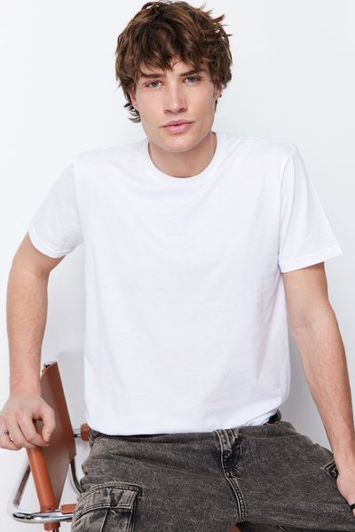 Trendyol Collection Weißes, kurzärmliges Basic-T-Shirt mit normaler Passform und Rundhalsausschnitt TMNSS22TS0271