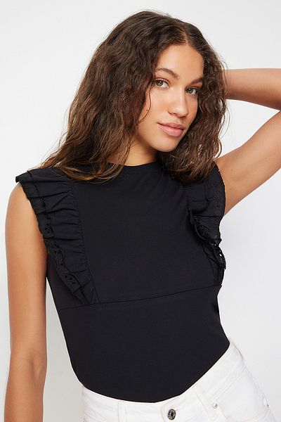 Trendyol Collection Μαύρο κέντημα Λεπτομερής εφαρμοστή/Σώμα πλεκτή μπλούζα TWOSS23BZ00940
