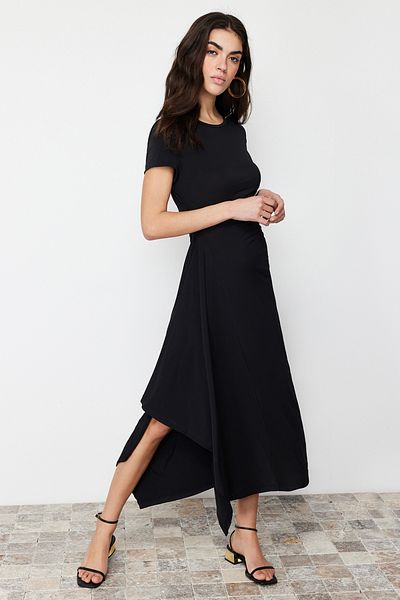Trendyol Collection Schwarzes Skater-/Gürtelöffnungs-Midikleid aus dehnbarem Strick mit Rundhalsausschnitt TWOSS24EL00399