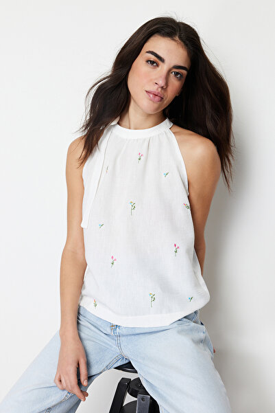 Trendyol Collection Ecrufarbene Neckholder-Bluse mit Stickereidetail TWOSS24BZ00175