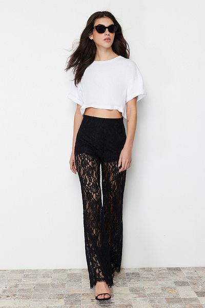 Trendyol Collection Schwarze, gewebte Hose mit ausgestelltem Bein und Spitze TWOSS24PL00096