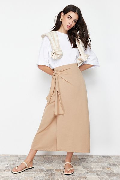 Trendyol Modest Kamelfarbener, zweireihiger Rock mit Krawatte und gewebtem Leinen-Look und detaillierten Details TCTSS24EE00002