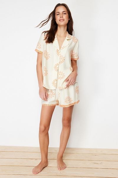 Trendyol Collection Pyjama-Set aus gewebter Viskose mit Ecru-Orange-Galaxy-Muster THMSS24PT00009
