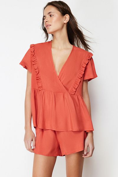 Trendyol Collection Detailní sada tkaného pyžama se skořicovým volánem a viskózovými šortkami THMSS24PT00055