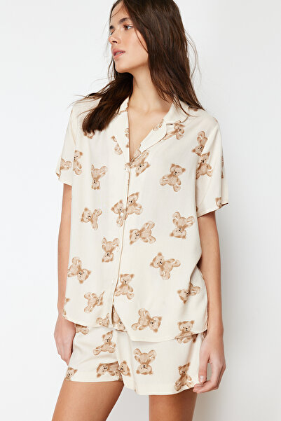 Trendyol Collection Béžový medvídek s viskózovými šortkami Tkaný pyžamový set THMSS24PT00067