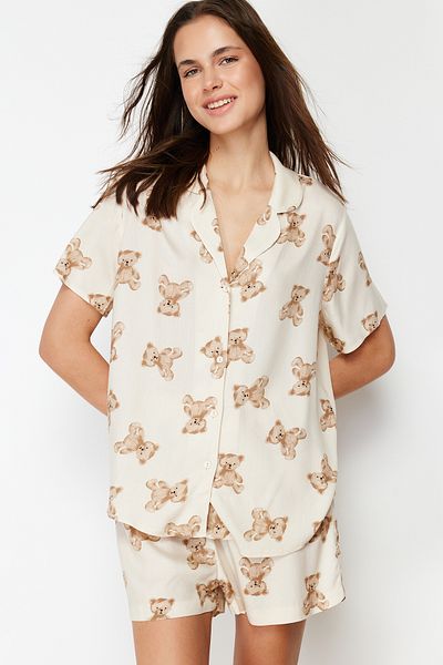 Trendyol Collection Beigefarbenes, gewebtes Pyjama-Set mit Teddybär-Shorts aus Viskose THMSS24PT00067
