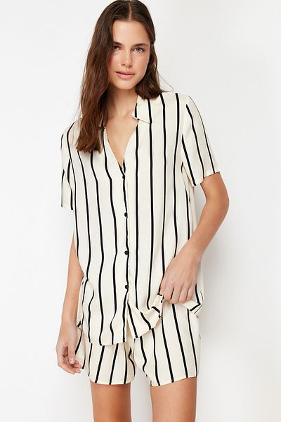 Trendyol Collection Ecrufarbenes, gestreiftes Pyjama-Set mit Viskose-Shorts – Kragendetail, THMSS24PT00050