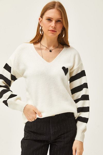 Olalook Ecrufarbener Pullover mit V-Ausschnitt und weicher Struktur, Herzdetail für Damen KZK-19000792