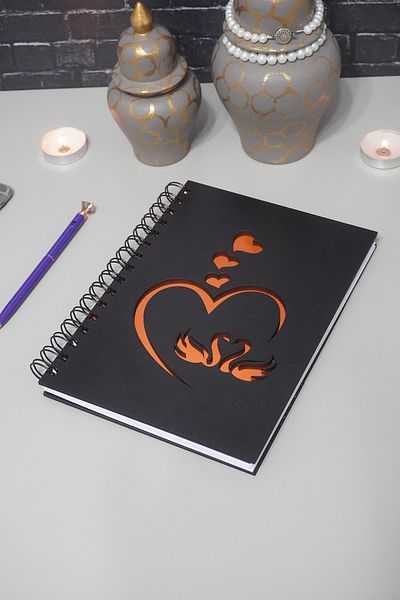 markcat Swan Love Design Caiet negru cu copertă din lemn - Agenda - Jurnal - Caiet fără linii - Cadou pentru iubit