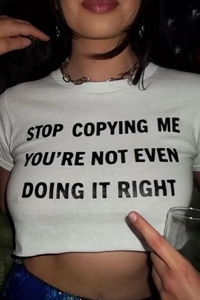 Violon بدلة نسائية قصيرة باللون الأبيض مع حروف "Stop Copping Me".