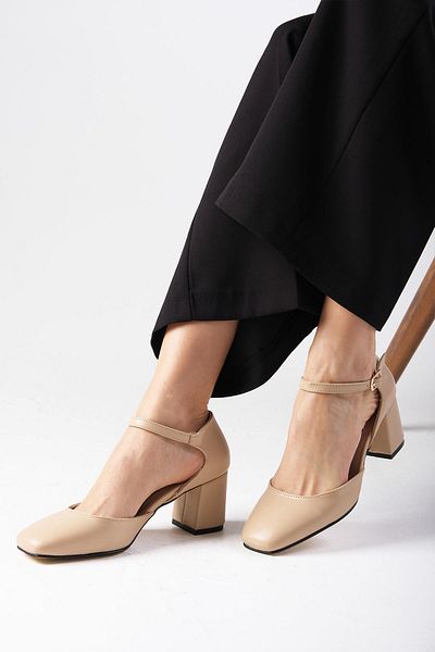 Mio Gusto Anna – Hautfarbene Damenschuhe mit stumpfer Spitze, dickem Absatz und Knöchelriemen