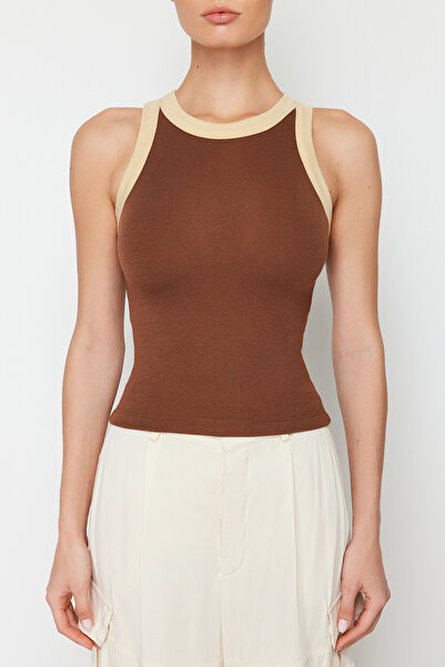 Trendyol Collection Hnědá ohlávka Kontrastní lemování krku Detailní žebrovaný pružný pletený nátělník TWOSS24AL00027