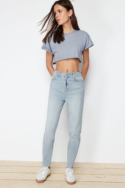 Trendyol Collection Hellgraue Slim Mom-Jeans mit hoher Taille TWOSS23JE00094