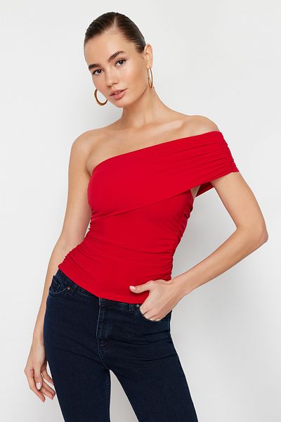 Trendyol Collection Червена детайлна еластична плетена блуза с едно рамо TWOSS24BZ00214