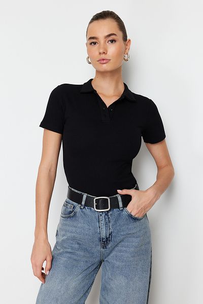 Trendyol Collection Czarna bluzka z dzianiny w prążki, zapinana na guziki z krótkim rękawem i dekoltem polo TWOSS24BZ00111