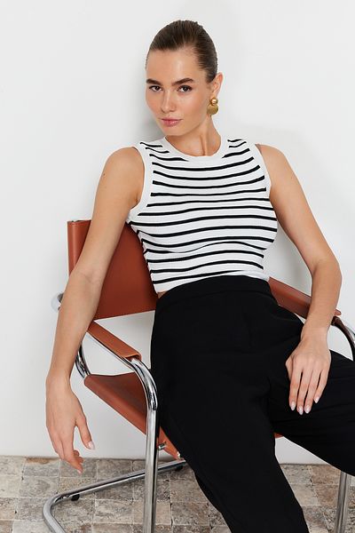 Trendyol Collection Ecru Crop pruhovaná úpletová tenká halenka TWOSS23BZ00584