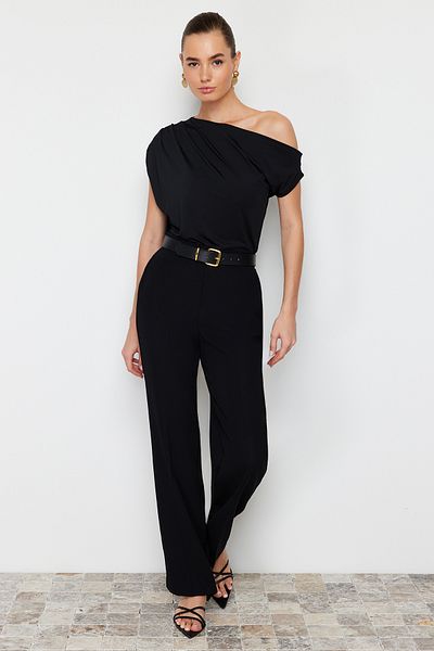 Trendyol Collection Schwarze, ärmellose Stretch-Strickbluse mit asymmetrischem Kragen und normaler Passform TWOSS24BZ00396