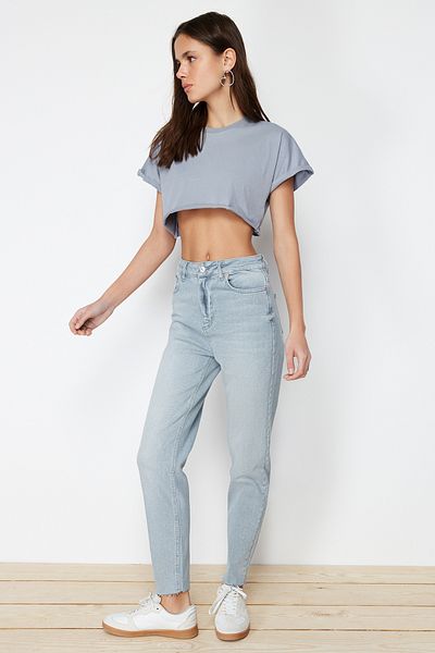 Trendyol Collection Hellgraue Slim Mom-Jeans mit hoher Taille TWOSS23JE00094