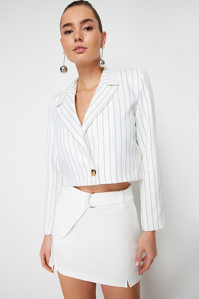 Trendyol Collection Bílá sukně s detailním rozparkem, s páskem v mini délce, tkané šortky TWOSS24SR00046
