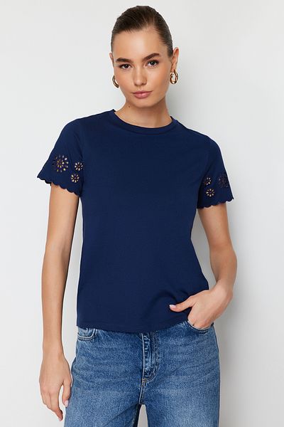 Trendyol Collection Námořnická modrá výšivka s podrobným pravidelným/základním vzorem pletené tričko TWOSS24TS00068