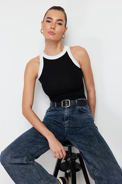 Trendyol Collection Schwarzes Neckholder-Unterhemd aus flexiblem Strick mit kontrastierender Paspelierung und gerippter Optik TWOSS24AL00027