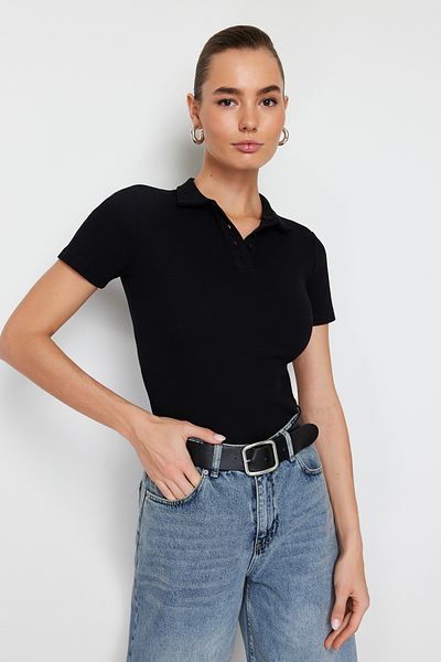 Trendyol Collection Czarna bluzka z dzianiny w prążki, zapinana na guziki z krótkim rękawem i dekoltem polo TWOSS24BZ00111