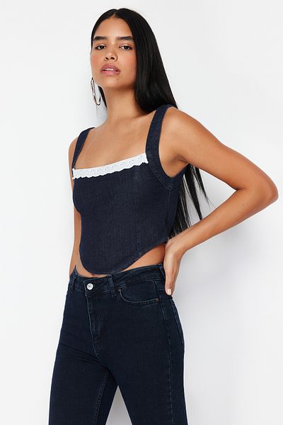 Trendyol Collection Dunkelblaues Denim-Crop-Bustier mit Spitzenkragen und detaillierten Trägern TWOSS24BS00010