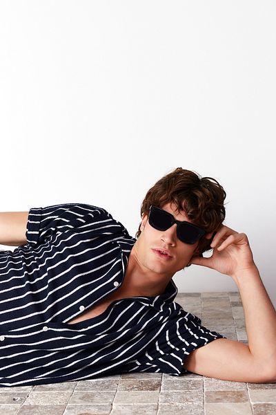 Trendyol Collection Uvolněná námořnická modrá pruhovaná pletená košile - Apache Collar TMNSS24GO00006