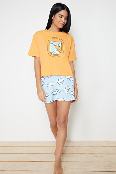 Trendyol Collection Orangefarbenes Pyjama-Set aus 100 % Baumwolle mit Wolkenmuster und Shorts THMSS24PT00038