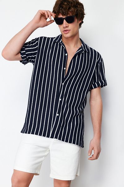 Trendyol Collection Uvolněná námořnická modrá pruhovaná pletená košile - Apache Collar TMNSS24GO00006