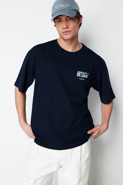 Trendyol Collection Marineblaues, übergroßes T-Shirt aus bedruckter Baumwolle – TMNSS24TS00052