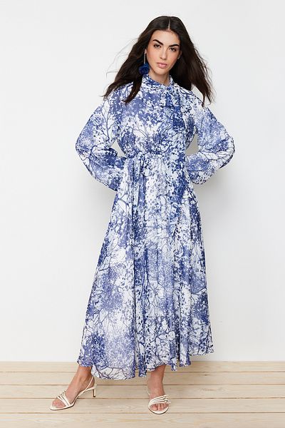 Trendyol Modest Blaues, langes Abendkleid aus Chiffon mit Blumenmuster und Futter TCTSS24EB00040
