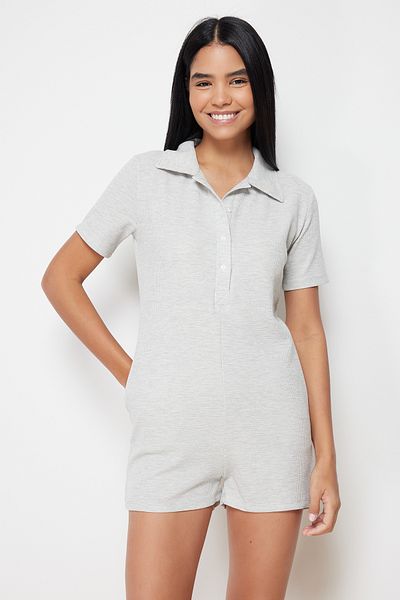 Trendyol Collection Grauer gestrickter Overall mit Hemdkragen und Waffelmuster und Knopfdetail THMSS24TU00003