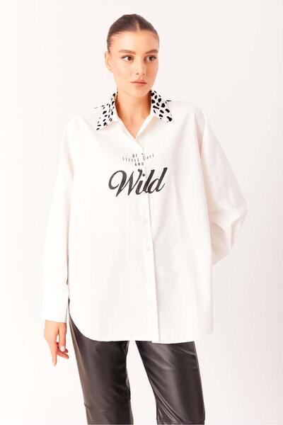 DOSSE BUTİK White Oversize Shirt with Leopard Detail on the Back and Side Slits