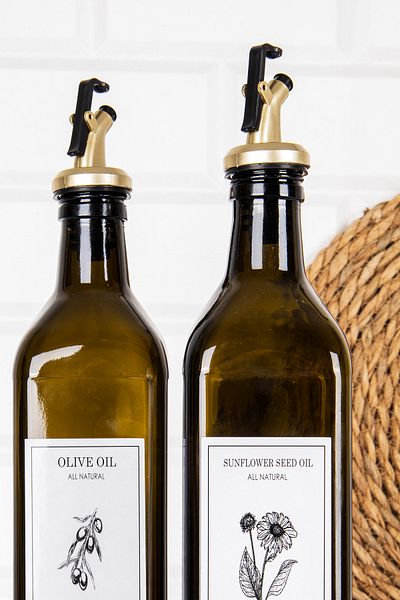 DNS HOME 2-Piece Amber Glass Oil Pot with Wooden Stand Olive Oil Sunflower Oil Bottle Gold Lock Cap Oil Pot 750 ml