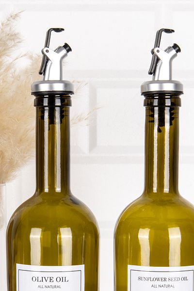 DNS HOME Set of 2 Amber Glass Oil Pots with Wooden Stand Olive Oil Sunflower Oil Bottle Lock Cap Oil Pot 750 ml