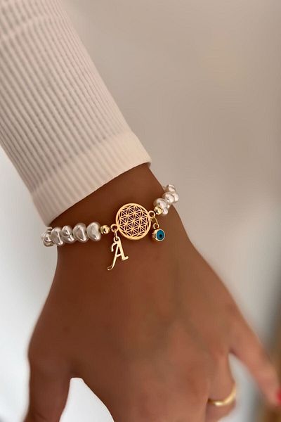 Trendy Butik سوار زهرة الحياة مع حرف A وتفاصيل لؤلؤية متدلية على شكل عين الشر