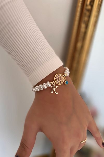 Trendy Butik سوار زهرة الحياة مع حرف K وتفاصيل لؤلؤية معلقة على شكل عين الشر